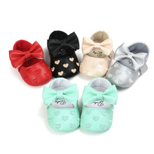Load image into Gallery viewer, Baby Fringe Moccasins