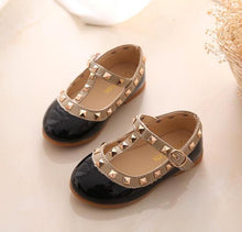 Load image into Gallery viewer, Rivets Leather Sandals
